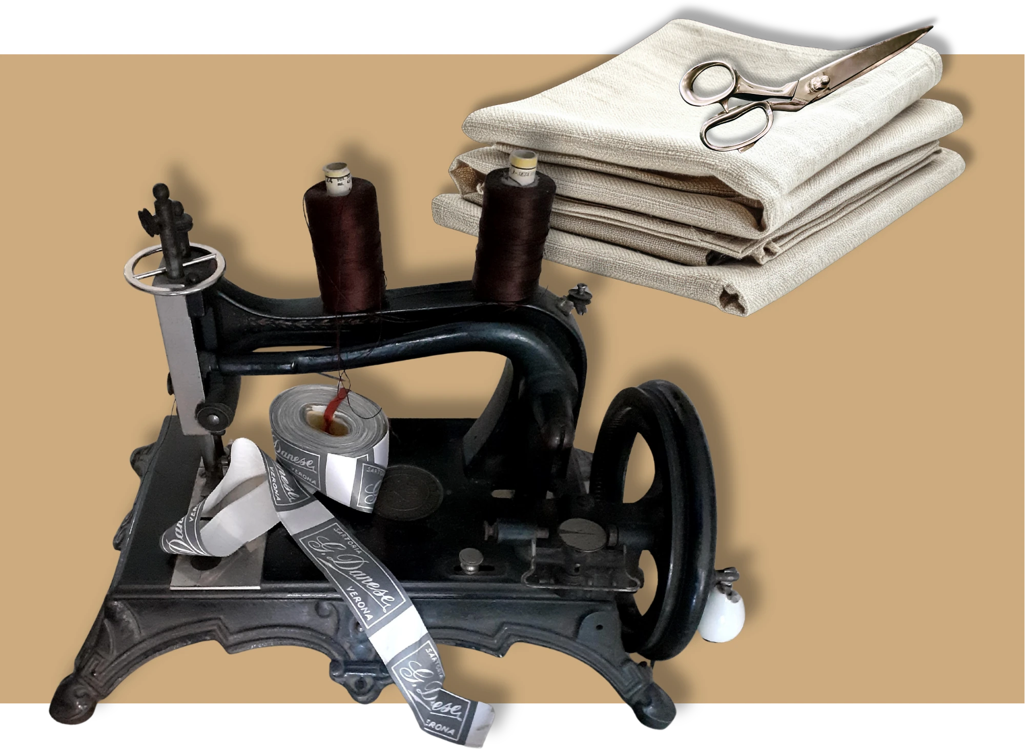 Antica macchina da cucire con stoffe, forbici, rocchetti e nastro SARTORIA G. Danese VERONA